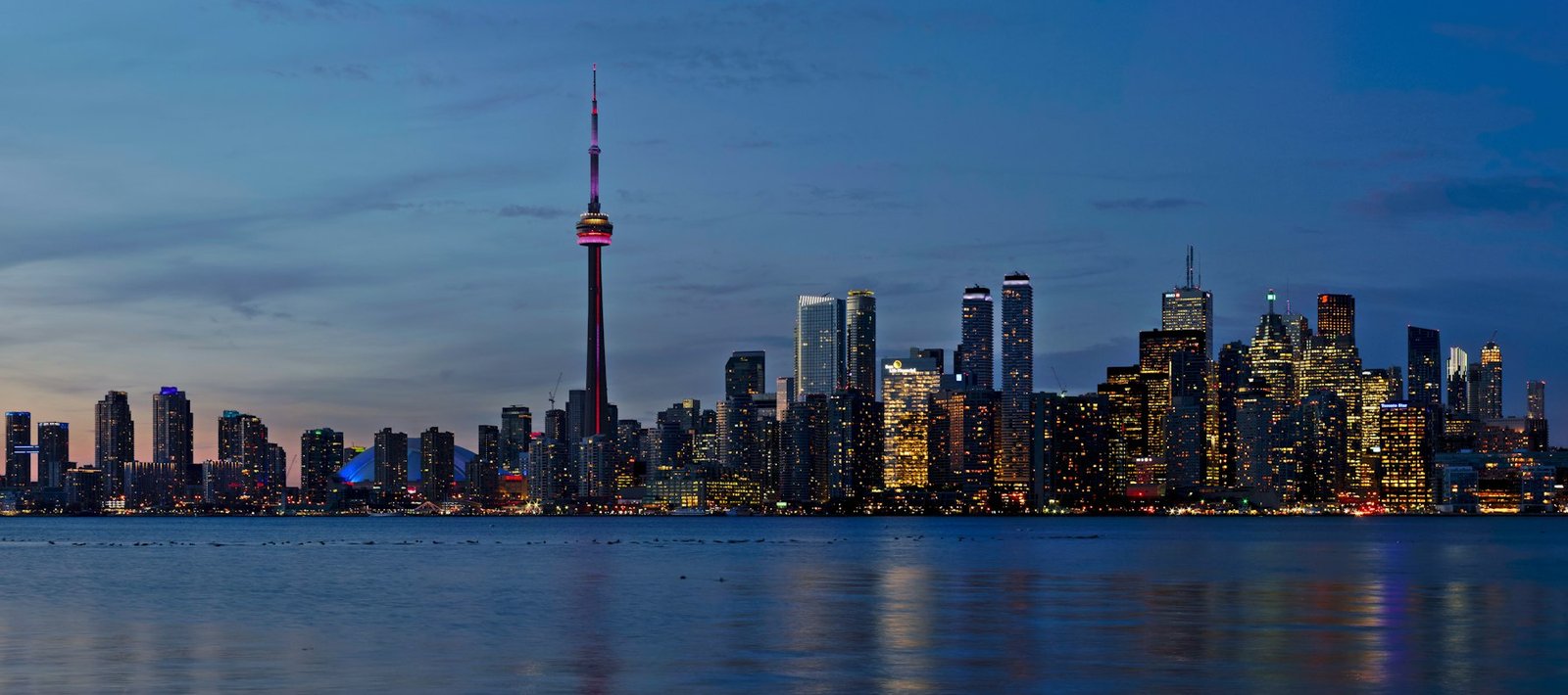 La tour CN et le centre-ville de Toronto illuminés la nuit